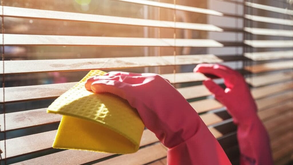 cleaning wooden venetian blinds